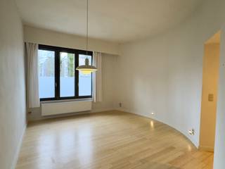 Dit charmante gelijkvloersappartement van ca 53 m² is gelegen op een gegeerde locatie aan de Sint-Andriesplaats, in het hart van Antwerpen. De...