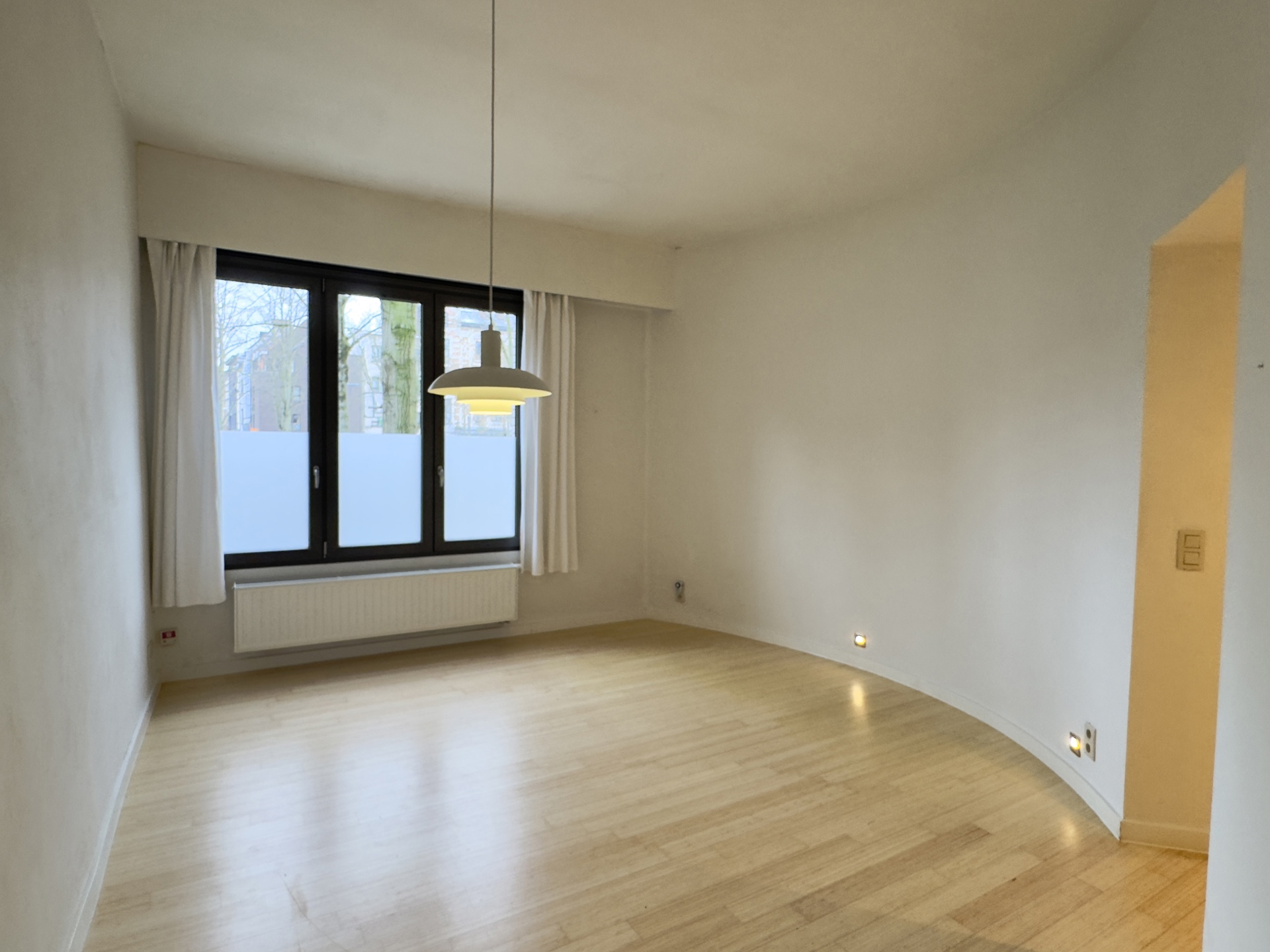 charmant gelijkvloersappartement op de Sint-Andriesplaats - foto 2