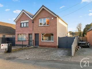 Gezellige woning met zonnige tuin te huur!Op zoek naar een knusse maar toch ruime woning met veel licht en opbergplaats? Deze verzorgde halfopen...