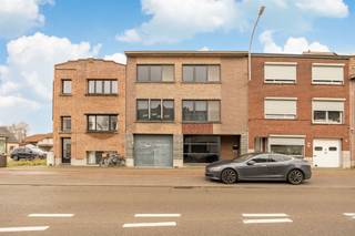 Fortunately, this commercial and residential ensemble has two entrances: one high garage entrance for the offices with warehouse area and one...