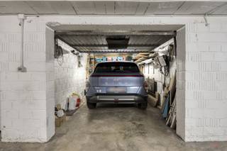 Closed garage with manual gate in Jette This closed garage is located on the underground floor of the apartment building called 'Residentie Eden' in...