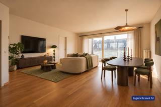 Bent u op zoek naar een appartement met 2 slaapkamers en garagebox? Dan is dit mogelijks wat u zoekt? <br /><br />Het appartement is gelegen in het centrum van Stokkel en dit op de derde verdieping. U komt binnen via de centrale hal die doorgang geeft aan alle ruimtes. De woonkamer (31.5m²) bevind zich vooraan en heeft een terras. De keuken met berging waar u aansluiting heeft voor wasmachine en droogkast ligt naast de woonkamer. Het appartement heeft 2 slaapkamers (14.4m² en 12.75m²) die achteraan liggen. Bij het appartement hoort eveneens een kelder en garagebox. (exclusief van de vraagprijs)<br /><br />Pluspunten:<br />- Gelegen in het centrum (Stokkel)<br />- 96m² bewoonbare oppervlakte<br />- 2 slaapkamers<br />- Garagebox (35.000€ exclusief van de vraagprijs)<br />- Privatieve kelderberging<br /><br />Kortom bent u op zoek naar een ruim appartement met kelder en garagebox in Sint-Pieters-Woluwe, aarzel dan zeker niet en neem contact op met One Vastgoed op 03 360 85 30.