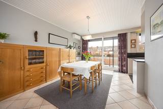 Stap binnen in deze fijne, bijzonder goed onderhouden woning waar licht, rust en gezelligheid centraal staan. Dankzij de grote raampartijen aan...