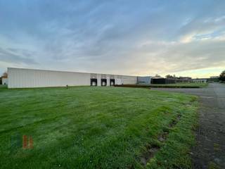 Uitstekend gelegen bedrijfsgebouw met verschillende mogelijkheden, bestaande uit een <strong>ruime magazijnruimte</strong> van 23.063 m² (hal A+B+C) in combinatie met <strong>kantoorruimte </strong>van 570 m² en gelegen op <strong>zichtlocatie </strong>langs de <strong>E17</strong>. Vlot bereikbaar op slechts 6 minuten van de op- en afrit 15 'Sint-Niklaas centrum' van de E17, met onmiddellijke verbinding naar de E34.<br /><br />Het magazijn is uitgerust met <strong>3 sectionale poorten, 9 laadkades,</strong> grote lichtstraten en warmeluchtblazers. Extra poorten of laadkades zijn bespreekbaar. Rond het gebouw bevindt zich een deels verhard terrein van maar liefst 3.000 m² met een zeer<strong> ruime parkeer- en manoeuvreerruimte</strong>. De lichtrijke kantoren bestaan uit een open space gecombineerd met individuele burelen/vergaderzalen, de ruimtes zijn tevens voorzien van de nodige faciliteiten.<br /><br />Afhankelijk van uw bedrijfsbehoeften zijn <strong>grotere of kleinere oppervlaktes beschikbaar. </strong>Bovendien is een flexibele huurtermijn bespreekbaar, waardoor deze locatie zich uitstekend leent voor zowel tijdelijke als langdurige huur. <strong>Onmiddellijk beschikbaar!</strong><br /><br />Contacteer PANORAMA voor bijkomende inlichtingen of een vrijblijvend plaatsbezoek via <strong>0477 06 30 30.</strong>