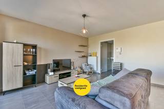 Dit appartement is leuk gelegen in Bredene Dorp, rustig, maar toch dichtbij alle faciliteiten en winkels! Gelegen op de 1ste verdieping, geniet deze topper van veel lichtinval door de talrijke glaspartijen en zongerichte oriëntering. Ingedeeld met inkom met apart toilet en glazen deur die toegang geeft tot de leefruimte, living met dubbel schuifraam met terras, open ingerichte keuken met aansluitend berging/wasplaats. Via de nachthal bereikt men de 2 slaapkamers en badkamer met ligbad met douchestang en dubbele lavabo. <br /><br />Gemeenschappelijke fietsenberging en vuilnislokaal aanwezig. EPC 176 kWh/m² - UC3049175 - (Vg, Wg, Gmo, Gvkr, Gvv), beschikbaar vanaf 01/07/2026, Maandelijkse huurprijs: €765,00 + €50,00 syndic bijdrage - Ref. OU28873