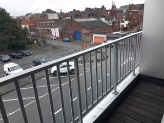 Het appartement is immers gunstig gelegen nabij tal van voorzieningen, op slechts 500 meter van Shopping Plaza Ronse met diverse winkels, en op ongeveer 1 km van Station Ronse.<br /><br />De comfortabele lift brengt u naar de tweede verdieping, waar dit aangename appartement zich bevindt. Via de stijlvolle inkomhal betreedt u de ruime en lichtrijke leefruimte, bestaande uit een gezellige eetplaats en salon. De centraal gelegen open keuken sluit hier perfect op aan en biedt een praktische indeling. Daarnaast beschikt het appartement over een afzonderlijke berging en een gastentoilet.<br />Het appartement beschikt over twee terrassen: een ruim en rustig terras aan de achterzijde, ideaal om te ontspannen, en een charmant balkon aan de straatzijde met een open zicht op de omgeving.<br /><br />Verder zijn er twee volwaardige slaapkamers en een moderne badkamer, uitgerust met een dubbel lavabomeubel, een douche en een tweede toilet.<br /><br />Op het gelijkvloers is er bovendien een privatieve berging inbegrepen.<br /><br />De vaste kosten (provisie) bedragen €60 / maand. <br />Ter info: de huurder sluit de wettelijk verplichte huurdersaansprakelijkheidsverzekering af bij dezelfde maatschappij als de verhuurder.