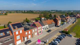 Vous recherchez une maison spacieuse dans laquelle vous pourrez emménager sans souci ?<br />Cette agréable maison familiale située à Rekkem allie espace, confort et situation idéale.<br />Le hall d'entrée vous mène vers un lumineux séjour, qui s'ouvre sur une spacieuse cuisine avec un agréable coin repas. À l'arrière, vous profitez d'une véranda conviviale offrant une belle vue sur le jardin.<br />Avec ses trois chambres de belle taille, sa cave pratique et son jardin facile d'entretien avec terrasse et abri de jardin, cette habitation possède tous les atouts pour une famille ou pour des acquéreurs à la recherche d'un espace de vie généreux.<br />En résumé : une maison spacieuse, prête à emménager, offrant de nombreux espaces de rangement, un beau potentiel et un grand confort !<br />Ses atouts :<br />✓ Aucune obligation de rénovation (PEB D)<br />✓ Nombreuses possibilités de stationnement gratuit devant la maison<br />✓ Maison prête à emménager<br />✓ Véranda avec vue sur le jardin<br />✓ 3 chambres spacieuses<br />✓ Situation calme à Rekkem