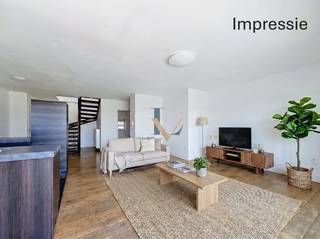 Bent u op zoek naar een comfortabel en instapklaar appartement met een praktische indeling? Dit verzorgde duplex appartement in Hoboken combineert ruimte, licht en hedendaags wooncomfort <br /><br />Indeling:<br /><br />U betreedt het appartement, gelegen op de tweede verdieping, via de inkomhal, die uitgeeft op de lichtrijke leefruimte met open keuken. Deze aangename woonruimte vormt het hart van het appartement en is perfect voor zowel ontspanning als gezellig samenzijn.<br /><br />Via een schuifraam bereikt u het zonnige, zuidoost georiënteerde terras, waar u in alle rust kan genieten van de buitenlucht.<br /><br />De open keuken is functioneel ingericht. Op dit niveau bevindt zich bovendien een eerste volwaardige slaapkamer met aansluitende badkamer. Verder zijn er een apart gastentoilet en een praktische berging met aansluiting voor wasmachine en droogkast.<br /><br />Via de open trap bereikt u de bovenverdieping. Hier vindt u een tweede, ruime slaapkamer met veel natuurlijke lichtinval en een aparte badkamer met ligbad en wastafel, ideaal om volledig tot rust te komen.<br /><br />Troeven:<br /><br />- Instapklaar duplex appartement<br />- 2 volwaardige slaapkamers<br />- 2 badkamers voor extra comfort<br />- Zonnig, zuidoost georiënteerd terras<br />- Lichtrijke leefruimte met open keuken<br />- Gemeenschappelijke tuin<br />- Autostaanplaats verplicht bij aan te kopen aan €19.000<br />- Ruime berging op het gelijkvloers<br /><br />Dit appartement is perfect voor wie op zoek is naar een comfortabele en direct bewoonbare woonst.<br /><br />Interesse? Neem vandaag nog contact op voor een bezoek!