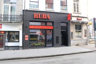 Handelszaak verhuurd aan een horecazaak.Gelegen aan het begin van de Tiensestraat (naast het Herbert Hooverplein) op een zeer strategische...