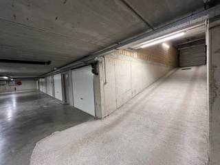 Nabij de markt: goed toegankelijke garagebox met automatische poort, afmetingen 5,75m x 3,20m.