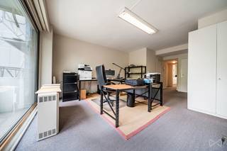 TE KOOP: KANTOORRUIMTE MET MOGELIJKE BESTEMMINGSWIJZIGING NAAR 1-SLAAPKAMERAPPARTEMENT – 71 M² MET 2 PARKEERPLAATSEN – JULES GÉNICOTLAAN,...