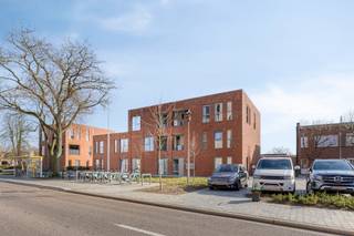 Recent appartement met 1 slaapkamer, ruim terras, autostaanplaats en kelderberging. Zeer gunstige ligging aan het dorpsplein tegenover de kerk in...