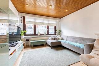 Hecht u veel belang aan gezellig wonen, een warme sfeer en een aangename tuin? Dan laten wij u graag kennismaken met dit charmante gelijkvloers 1-slaapkamerappartement met extra multifunctionele kamer, gelegen in de Antoon Van den Bosschelaan 73.<br /><br />Indeling<br /><br />U betreedt het appartement via een centrale inkomhal die toegang geeft tot de lichtrijke en gezellige woonkamer. De ruimte straalt warmte en sfeer uit en vormt het hart van dit appartement.<br /><br />De keuken is praktisch ingericht en ligt aangenaam naast de woonkamer, ideaal voor een vlotte interactie tijdens het koken. Verder beschikt het appartement over één comfortabele slaapkamer en een extra multifunctionele kamer die u volledig naar wens kan invullen: bureau, dressing, hobbyruimte of logeerkamer. De badkamer is uitgerust met een douche en alle nodige voorzieningen.<br /><br />Tuin<br /><br />Een absolute troef is de zonnige tuin van maar liefst 90 m², voorzien van een gezellig terras en een handig tuinhuis. Hier geniet u in alle rust van buitenleven en groen. Ook de voortuin is verzorgd aangelegd en geeft het geheel een uitnodigende uitstraling.<br /><br />Praktisch<br />- EPC-score D<br />- Zeer lage gemeenschappelijke kosten<br />- Gas en elektriciteit individueel<br />- Dak geïsoleerd! <br /><br />Dit appartement combineert een warme, gezellige sfeer met extra ruimte en een prachtige tuin. Interesse? Plan vandaag nog uw bezoek met One vastgoed op het nummer 03 360 85 30!