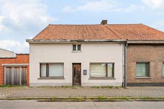 À VENDRE : Propriété avec beaucoup de potentiel au centre de Wielsbeke !Cette propriété est située sur un vaste terrain de 806 m² au centre de...