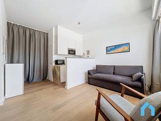 In deze prachtig gerenoveerde en instapklare studio, ideaal gelegen aan de Belgische kust. Dit lichtrijke appartement combineert comfort met functionaliteit in een modern en tijdloos interieur.<br /><br />De gezellige leefruimte is slim ingericht met een kwaliteitsvolle slaapbank, een charmante zithoek en een open keuken voorzien van alle basiscomfort.<br /><br />De lichte houten vloer en neutrale kleuren zorgen voor een rustige, frisse uitstraling. Dankzij het gebruik van ruimtebesparende oplossingen en praktische indeling voelt deze studio verrassend ruim aan.<br /><br />Perfect als vakantieverblijf, slimme investering of pied-à-terre aan zee. <br /><br />Indeling: Inkomhal, woonkamer met slaapbank, keuken, badkamer en afgezonderde ruimte voor stapelbed. <br /><br />Bij verdere interesse: <br /><br />Bel: 050 60 99 70<br />E-mail: info@immodenil.be