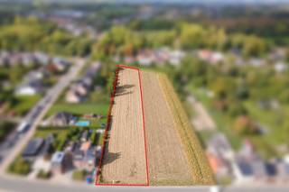 Ben jij op zoek naar een ruim perceel bouwgrond gelegen in de Kattelinnestraat te Erpe-Mere, met een totale oppervlakte van 4.934,38 m² en een straatbreedte van 24,75 meter.<br />Dan is deze grond met verbindingen naar alle belangrijke invalswegen in de buurt zeker iets voor jou! <br /><br />Mogelijkheden tot bebouwing<br /><br />Het perceel biedt verschillende mogelijkheden. Er kan gekozen worden voor de realisatie van één ruime open bebouwing of voor twee halfopen bebouwingen. <br />De mogelijkheden volgens de standaardbouwvoorschriften voor een open bebouwing: <br />Gelijkvloerse verdieping: 18meter breed op 16meter diep (288m² vloeroppervlakte) <br />Eerste verdieping: 18 meter breed op 15 meter diep (270m² vloeroppervlakte) <br />Zadeldak ook toegestaan. <br /><br />Er kan dus een woning van 558 m² bewoonbare oppervlakte exclusief zonder opgericht worden. <br /><br />Ligging<br />De Kattelinnestraat is gelegen in Erpe-Mere, met een goede verbinding naar Aalst, Lede en de omliggende gemeenten. Ook de autosnelwegen en belangrijke verbindingswegen zijn vlot bereikbaar.<br /><br />Kenmerken:<br />Oppervlakte: 4.934,38 m²<br />Straatbreedte: 24,75 meter<br />Mogelijkheid voor 1 open bebouwing<br />Mogelijkheid voor 2 halfopen bebouwingenµ<br />Goede verbinding naar Aalst, Lede en de autosnelwegen<br /><br />Een ruim perceel met verschillende mogelijkheden voor wie op zoek is naar een bouwgrond in Erpe-Mere.<br />Interesse? Neem contact op met Robbe (0498 26 28 49) voor meer informatie.