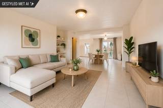 KIJKDAG * ZATERDAG 4 JULI * 14u tot 15u30<br />Op de gezellige en vernieuwde Burg vinden we dit lichtrijk en royaal appartement hartje Torhout! <br />Dit prachtige duplex-appartement heeft een bewoonbare oppervlakte van maar liefst 177m² en bevindt zich in het centrum van Torhout op wandelafstand van alle accommodatie die Torhout u kan bieden. <br />Het appartement geniet van mooie en luchtige woonvolumes op de 3e en 4e verdieping van de stijlvolle Residentie "Burg", de terrassen aan voor- en achterzijde bieden u het jaar rond een aangename buitenruimte. <br />Indeling: via de inkomhal met ruimte voor vestiaire komen we in de grote leefruimte met toegang tot het zonnige terras waar je geniet van open zicht, ook op de achterzijde biedt het 2e terras een leuk schaduwplekje voor warme dagen, de open keuken is gerieflijk en kwalitatief ingericht, de keukenberging/wasplaats biedt u praktisch gemak, op de bovenverdieping situeert zich de nachthal die toegang geeft tot de 3 slaapkamers en de badkamer met douche, ligbad en 2e toilet, in de hall vinden we verder nog een tweede bergruimte. Er is ook een gastentoilet in de inkom.<br />Het appartement wordt aangeboden met een garage die optioneel kan aangekocht worden (verkoopprijs 25.000 euro).<br />Wie centraal wil wonen, houdt van luchtige woonvolumes en stijlvolle afwerking? Aarzel niet en bezoek met ons dit mooie duplex-appartement!