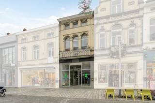Handelspand te koop in het bruisende winkelcentrum van Roeselare, gelegen in de welbekende Ooststraat. Dit veelzijdige bedrijfsvastgoed combineert een uitstekende commerciële ligging met een direct rendement dankzij het reeds verhuurde appartement.<br /><br />Het pand is uitstekend gelegen in het centrum van Roeselare, omringd door gevestigde namen zoals River Woods, Brooklyn en Liu Jo. Dankzij de secundaire toegang via de Delaerestraat is toelevering aan de achterzijde van het pand zeer eenvoudig en vlot bereikbaar.<br /><br />Handelspand te koop met een totale oppervlakte van ca. 170 m², als volgt ingedeeld:<br /><br />Handelsruimte:<br /><br />- Gelijkvloerse winkelruimte met een gevelbreedte van ca. 4,5 m<br /><br />- Mezzanine<br /><br />- Eerste verdieping met stockageruimte en sanitair<br /><br />- Aanwezigheid van kelder, zolder en buitenkoer<br /><br />Bovenliggend appartement (verhuurd):<br /><br />- Leefruimte met keuken<br /><br />- Slaapkamer<br /><br />- Badkamer<br /><br />- Toilet<br /><br />Troeven van dit pand<br /><br />- Toplocatie in de drukke winkelstraat van Roeselare<br /><br />- Bovenliggend appartement zorgt voor onmiddellijk rendement<br /><br />- Dubbele toegang met toeleveringsmogelijkheden via de Delaerestraat<br /><br />Bent u op zoek naar bedrijfsvastgoed bestaande uit een handelspand te koop in Roeselare? Aarzel dan niet om ons te contacteren op het nummer 051 21 22 23.<br /><br />Dit pand kan onderhevig zijn aan de renovatieverplichting die door de Vlaamse overheid wordt opgelegd voor niet-residentiële gebouwen. Consulteer voor meer informatie de website van het Vlaams Energie- en Klimaatagentschap via https://www.vlaanderen.be/bouwen-wonen-en-energie/niet-residentiele-gebouwen/verplichtingen-voor-niet-residentiele-gebouwen<br /><br />Deze AI-visualisaties zijn bedoeld als inspiratie. Er werd geen rekening gehouden met technische specificaties, stedenbouwkundige voorschriften of de concrete mogelijkheden tot realisatie.