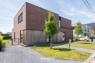 Moderne, energiezuinige nieuwbouwwoning met een eigentijds, strak design voorzien van alle comfort, rust, een leuke tuin en dit in een...