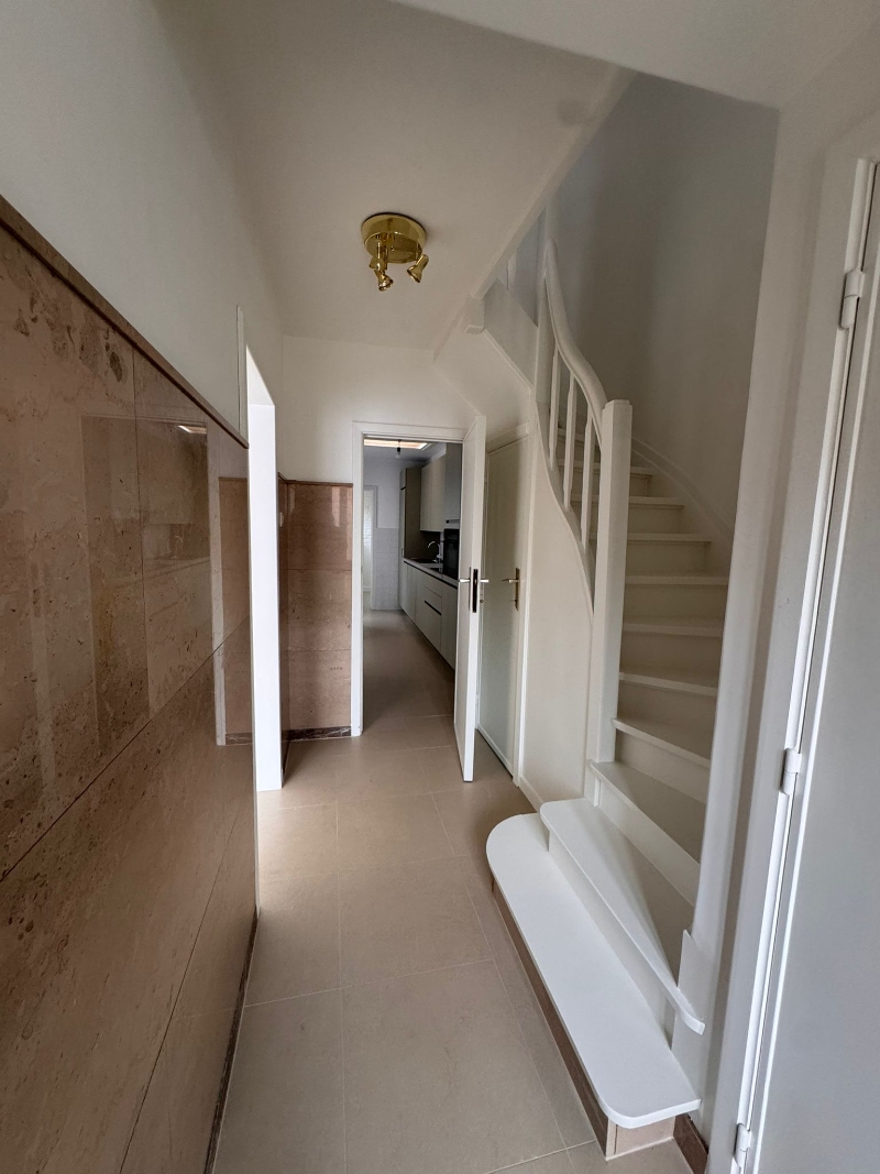 ZEER LICHTRIJKE INSTAPKLARE WONING met tuintje, 3 slpk en GARAGE!! - foto 5