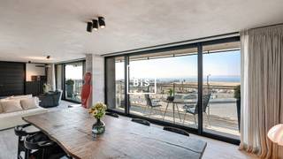 Uitzonderlijk appartement van 235m², gelegen in de prestigieuze residentie Midan op het Rubensplein, afgewerkt met luxueuze materialen. Volledige gevelbreedte van 12,5 meter met frontaal zeezicht. <br /><br />Indeling :<br />Ruim en lichtrijke leefruimte met gashaard. Grote raampartijen geven uit op het terras van 13 m² met panoramisch zicht op zee. De open keuken is volledig uitgerust met Miele-toestellen en sluit aan op een ruime bijkeuken. Aparte wasplaats.<br />Achteraan liggen vier volwaardige slaapkamers, elk met toegang tot het achterterras. De Master heeft een en-suite badkamer en apart toilet. Verder zijn er nog twee badkamers en een extra gastentoilet. <br />Het appartement combineert luxe, ruimte en topligging aan zee. <br />Mogelijkheid om een garagebox voor vier wagens aan te kopen in de residentie.