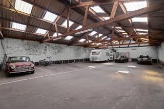 Ontdek deze veelzijdige loods gelegen in de Zonnestraat 64A te Ronse — een praktische opslag- of werkruimte met een oppervlakte van ca. 228 m², ideaal voor wie op zoek is naar extra ruimte voor zijn activiteiten of hobby’s.

De loods is bereikbaar via een toegangsweg met garagepoort (hoogte 2,70 m) en bevindt zich niet rechtstreeks aan de straatzijde, wat extra privacy en veiligheid biedt voor voertuigen of materialen.

Dankzij haar open indeling leent deze loods zich perfect voor diverse doeleinden:

- opslag van materiaal, voertuigen of caravans
- werkplaats of atelier voor zelfstandigen
- magazijnruimte of hobbyruimte
- of een ruime garage voor meerdere wagens

Een betaalbare oplossing voor wie nood heeft aan ruimte, bereikbaarheid en flexibiliteit.
Laat je inspireren door de mogelijkheden die deze loods biedt en ontdek ze tijdens een bezoek.

💬 Interesse?
Neem contact op met Chiara Delaere – Altro Vastgoed Oudenaarde voor meer info of een bezoek.
📞 0456 89 11 62 / ✉️ chiara@altro-vastgoed.be