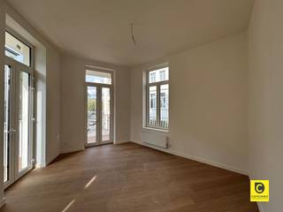 <p><span>Instapklaar, gerenoveerd 2 slaapkamer appartement met terras op toplocatie in het hartje Antwerpen-Zuid!</span></p><p><span>In de populaire Brederodestraat, op wandelafstand van het bruisende Zuid, vind je dit prachtig, erg energiezuinig 2 slaapkamer appartement op de tweede verdieping met terras, volledig instap klaar en afgewerkt met hoogwaardige materialen. Van gezellige cafés tot hippe winkels en vlotte verbindingen met het openbaar ligt letterlijk om de hoek.</span></p><p><span> </span></p><p><span>Het appartement heeft de volgende indeling:</span></p><p><span> </span></p><p><span>Inkomhal en praktische berging:</span></p><p><span>Bij binnenkomst wordt je verwelkomd in een hal met directe toegang tot de leefruimte. de handige aparte berging beschikt over een aansluiting voor een wasmachine.</span></p><p><span> </span></p><p><span>Keuken en leefruimte</span><span>:</span></p><p><span>De gloednieuwe keuken is een droom voor elke kook liefhebber, moderne afwerking, veel kastruimte, een combi-oven, een stijlvol kookeiland met inductie kookplaat, dubbele spoelbak en een ingebouwde afwasmachine. De grote koelkast en aparte vriezer is zeker een element dat niet te missen is in deze keuken.</span></p><p><span>De aangrenzende leefruimte baadt in het natuurlijk licht, wat zorgt voor een ruimtelijk en warm gevoel, de perfecte plek om te ontspannen en gasten te ontvangen.</span></p><p><span> </span></p><p><span>Slaapkamers en badkamer:</span></p><p><span>Via de nachthal heb je toegang toto de slaapkamers, badkamer en apart toilet.</span></p><p><span>Beide slaapkamers bevinden zich aan de rustige achterkant van het gebouw.</span></p><p><span>De moderne badkamer is uitgerust met een ruime inloopdouche en een dubbele lavabo.</span></p><p><span> </span></p><p><span>Terras:</span></p><p><span>Ruim terras is aanwezig dat deels doorloopt voor extra ruimte.</span></p><p><span> </span></p><p><span>Huurprijs:</span><span> €1.300,00 / maand</span></p><p><span>Maandelijkse kosten</span><span>: €25,00 / maand</span></p><p><span>Beschikbaarheid:</span><span> Onmiddellijk</span></p><p><span> </span></p><p><span>Extra troeven:</span></p><p><span>- Goede locatie</span></p><p><span>- Zeer gunstig EPC</span></p><p><span>- Aparte meters</span></p><p><span>- Verlichting wordt voorzien</span></p><p><span> </span></p><p><span> </span></p><p><span> </span></p><p><span> </span></p>