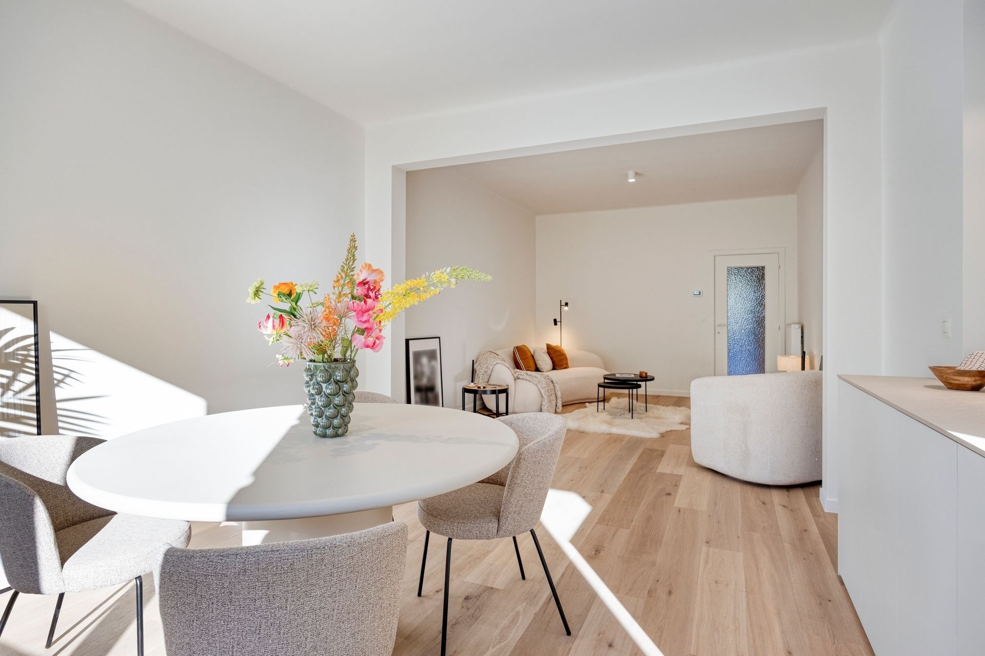 Gerenoveerd gelijkvloers app met 2 slk en tuin - foto 5