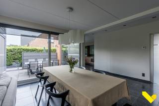 Instapklare vrijstaande woning met prachtig uitzicht op de velden.<br /><br />Bent u op zoek naar een instapklare woning waar rust, comfort en kwaliteit samenkomen? Deze vrijstaande woning in het rustige Oevel biedt een prachtige ligging met een weids uitzicht over de omliggende velden en weilanden, terwijl alle voorzieningen vlot bereikbaar zijn.<br /><br />Bij het binnenkomen wordt u verwelkomd in een verzorgde inkomhal met een overvloed aan praktische ingemaakte kasten en een apart gastentoilet.<br /><br />De lichtrijke leefruimte vormt het hart van de woning en biedt volop plaats voor een gezellige zithoek en een ruime eetkamer. Dankzij de grote raampartijen geniet u hier van een prachtig zicht op de onderhoudsvriendelijke tuin en het omliggende groen. <br />De halfopen keuken is volledig uitgerust met alle nodige toestellen en sluit naadloos aan op de leefruimte. <br />De hoogwaardige afwerking, met onder andere stijlvolle Anyway Doors, zorgt voor een moderne en luxueuze uitstraling.<br />Een extra troef is het bureau op het gelijkvloers, gerealiseerd in de aanbouw van 2013. Ideaal als thuiswerkplek, hobbyruimte of speelkamer.<br /><br />Op de eerste verdieping bevindt zich de ruime masterbedroom met een praktische dressing. Daarnaast zijn er nog twee volwaardige kinderkamers. Op deze verdieping zijn eveneens heel veel handige ingemaakte kasten. <br />De stijlvolle badkamer is uitgerust met een ligbad, een inloopdouche, een dubbele wastafel en een tweede toilet.<br /><br />Buiten geniet u van een onderhoudsvriendelijke tuin waar rust en privacy centraal staan.<br />De woning beschikt bovendien over twee terrassen, zodat u op elk moment van de dag een aangenaam plekje in de zon of schaduw vindt.<br /><br />Verder is er een inpandige garage en een kruipkelder onder de volledige woning.<br /><br />Deze kwalitatief afgewerkte woning combineert een rustige ligging, een doordachte indeling en een hoog wooncomfort. Een ideale thuis voor wie op zoek is naar ruimte, kwaliteit en een prachtig uitzicht in een groene omgeving.<br /><br />Ben je benieuwd en wil je eens komen kijken? Bel ons voor een afspraak op 014 58 02 08.