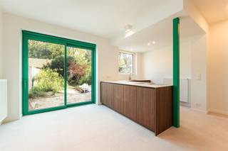 <p><span> </span></p><p><span>Achter de gevel van dit gelijkvloers schuilt een verrassend frisse en doordachte woonplek. Dit éénslaapkamerappartement werd volledig gerenoveerd en combineert een strakke afwerking met speelse accenten, zoals het opvallende felgroene schuifraam dat meteen karakter geeft aan de leefruimte. Een appartement dat rust uitstraalt, maar tegelijk durft opvallen, met een zonnige tuin als absolute meerwaarde.</span></p><p><span>Licht, kleur en openheid</span></p><p><span>Via de inkomhal bereik je alle ruimtes van het appartement. Achteraan opent zich de leefruimte met open keuken, waar grote raampartijen en het opvallende groene schuifraam zorgen voor een overvloed aan licht én een frisse toets kleur. De schuifdeur trekt meteen de aandacht en versterkt het contact met de tuin, waardoor binnen en buiten mooi in elkaar overvloeien.</span></p><p><span>De keuken is modern opgevat, voorzien van een kookeiland en volledig geïntegreerd in de leefruimte. Een aangename plek waar koken en samenzijn vanzelfsprekend samenkomen.</span></p><p><span>Rustig wonen met comfortabel interieur</span></p><p><span>De slaapkamer bevindt zich aan de voorzijde en werd afgewerkt met een warme houten vloer, wat zorgt voor een rustige en uitnodigende sfeer. De badkamer is praktisch én comfortabel ingericht met een ligbad, inloopdouche, lavabomeubel en een tijdloze afwerking. Daarnaast is er een apart toilet en een aparte technische ruimte met aansluitingen voor wasmachine en droogkast. Alles werd recent vernieuwd en is klaar voor onmiddellijk gebruik.</span></p><p><span>Buitenruimte als verlengde van je woonruimte</span></p><p><span>Achteraan geniet je van een private tuin met zuidoostoriëntatie, een zeldzame troef voor een gelijkvloers appartement. Hier kan je op elk moment van de dag genieten van zon en groen, ideaal voor een rustig ontbijt, een boek in de namiddagzon of lange zomeravonden buiten.</span></p><p><span>Tussen parken en stad</span></p><p><span>De ligging combineert het beste van twee werelden. Je woont in een rustige en residentiële buurt in Deurne, met het Boekenbergpark, Boelaerpark en het Rivierenhof op wandel‑ en fietsafstand. Tegelijk bereik je vlot winkels, openbaar vervoer en het centrum van Antwerpen, wat dit appartement bijzonder geschikt maakt voor wie groen en stad wil combineren.</span></p><p><span> </span></p>