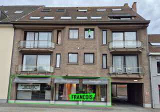 In het bruisende hart van Oostkamp, vlak bij Brugge en met een vlotte aansluiting op de E40, bieden wij dit handelspand van ca. 114 m² te huur aan. Dankzij de strategische ligging, drie ruime etalages en constante passage is dit de perfecte locatie voor ondernemers die zichtbaarheid en groei nastreven.<br /><br />Het pand is momenteel ingericht als winkelruimte/kantoorruimte met atelier, maar kan eenvoudig aangepast worden aan diverse invullingen. De praktische indeling bestaat uit een handelsgedeelte, bureauruimte, opslagplaats, keuken en toilet.<br /><br />De centrale ligging op wandelafstand van het centrum, de goede bereikbaarheid met het openbaar vervoer en gratis parkeergelegenheid in de straat maken dit een bijzonder aantrekkelijke kans om uw zaak hier te vestigen.<br /><br />