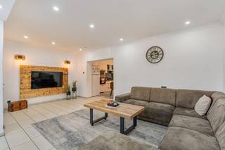 Deze gerenoveerde woning, gelegen op een perceel van 3a42ca, combineert een rustige woonomgeving met de nabijheid van het stadsleven in Genk. Omgeven door groen en gelegen in een aangename buurt, vormt dit de ideale plek om thuis te komen.<br /><br />Dankzij de gunstige ligging bevinden scholen, winkels en openbaar vervoer zich op wandelafstand. Hierdoor geniet u van een vlotte bereikbaarheid richting het centrum en heeft u alle nodige voorzieningen binnen handbereik.<br /><br />De woning werd gebouwd in de jaren 1930 en doorheen de jaren gerenoveerd tot een instapklaar geheel. Dankzij de verzorgde afwerking en praktische indeling vormt deze woning een ideale thuisbasis voor gezinnen, starters of wie op zoek is naar comfortabel wonen zonder grote werken.<br /><br />Binnenin beschikt de woning over 3 slaapkamers, waardoor er voldoende ruimte is voor een gezin, bureau of hobbykamer. Buiten geniet u van een ruime tuin en een gezellige veranda, ideaal om in alle rust te ontspannen.<br /><br />Op zoek naar een woning met karakter, ruimte en een gunstige ligging? Dan is deze gerenoveerde woning in Zwartberg-Noord zeker een bezoek waard.<br /><br />Bestuursmaatregelen in het maatregelenregister: nee