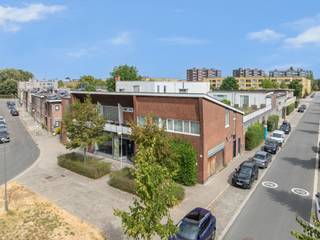 <p>Ruime multifunctionele werkruimte op een uitstekende locatie in Antwerpen<br /><br />Aan de Argentiniëlaan 49 in Antwerpen bevindt zich een veelzijdig pand van circa 492 m², gehuisvest in een karaktervol gebouw uit 1957. De architectuur en uitstraling van het pand herinneren aan de periode van de Wereldtentoonstelling en geven de locatie een eigen identiteit.<br /><br />De beschikbare ruimte is ingericht met een mix van ruime werkzones en afzonderlijke lokalen. Hierdoor kan de indeling zowel worden afgestemd op een open en dynamische werkomgeving als op bedrijven die nood hebben aan meer privacy of verschillende functionele ruimtes.<br /><br />Ook op vlak van bereikbaarheid scoort de locatie sterk. Via de nabijgelegen Noorderlaan zijn zowel de Antwerpse Ring als de belangrijkste verkeersassen en autosnelwegen vlot bereikbaar. Dat maakt de kantoorruimte praktisch voor zowel werknemers als klanten, partners en leveranciers.<br /><br />Een unieke combinatie van oppervlakte, karakter en creatieve mogelijkheden, op een strategisch gelegen locatie in Antwerpen.<br /><br />Contacteer Arno via arno@reds.be of +32 498 66 21 41 voor een bezoek of meer info</p>
