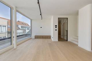 In het centrum van Heist vinden we deze recent gerenoveerde penthouse te koop. Het appartement bevindt zich op de bovenste verdieping en combineert een zee aan licht met een absolute toplocatie. Gelegen op een steenworp van het strand, het bruisende Heldenplein, diverse winkels en het openbaar vervoer, geniet u hier van het comfort van de stad en de rust van de zee. Dankzij de strategische ligging is alles vlot te voet bereikbaar.Bij het betreden van de leefruimte valt meteen de enorme hoeveelheid natuurlijk licht op. De grote raampartijen zorgen voor een open en luchtig gevoel dat naadloos aansluit bij de hoogwaardige afwerking. De volledig uitgeruste keuken is voorzien van alle moderne inbouwapparatuur en nodigt uit tot gezellig koken. Vanuit de woonkamer stapt u zo het ruime, zonovergoten terras op, de ideale plek om te ontspannen en te genieten van mooie zomerdagen.De slimme indeling van dit appartement biedt optimale privacy. Op het leefniveau bevindt zich de masterbedroom met ensuite badkamer uitgerust met een inloopdouche, een dubbele wastafel en een heerlijk ligbad. Via de trap bereikt u de verdieping, waar de tweede slaapkamer is gesitueerd. Deze slaapkamer is voorzien van een inloopdouche met wastafel en ingemaakte kasten. Knap aanbod voor wie op zoek is naar een luxueus appartement in Knokke-Heist vlakbij het strand! Het EPC dateert nog van voor de renovatie.Contacteer Arne Vandierendonck voor meer informatie of een bezoek op 0493 25 35 85.Bestuursmaatregelen in het maatregelenregister: nee