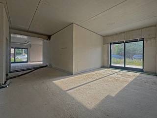 Ontdek deze veelzijdige nieuwbouwruimte met een royale oppervlakte van <strong>139 m²</strong>, gelegen op een <strong>uitstekende zichtlocatie</strong> in Drongen. Dankzij de strategische ligging op slechts <strong>450 meter van de op- en afrit 13 Drongen (E40)</strong>, geniet uw onderneming van een <strong>optimale bereikbaarheid</strong> en maximale visibiliteit. Ook met het openbaar vervoer is de locatie vlot bereikbaar: <strong>station Gent-Sint-Pieters ligt op 8,8 km</strong> en verschillende bushaltes bevinden zich op wandelafstand.<br /><br />De casco ruimte maakt deel uit van het <strong>stijlvolle nieuwbouwproject ‘Sophora’</strong>, gekenmerkt door zijn <strong>moderne architectuur en grote raampartijen</strong> die zorgen voor een overvloed aan lichtinval.<br /><br />Dankzij de <strong>casco-oplevering</strong> beschikt u over alle vrijheid om de indeling en afwerking volledig af te stemmen op uw noden. Of u nu een <strong>aantrekkelijke winkelruimte, een ruime showroom, een co-workingconcept of een efficiënt kantoor</strong> wilt realiseren: alles is mogelijk.<br />Daarnaast zijn er ook <strong>andere oppervlaktes beschikbaar</strong>, zodat u de perfecte match vindt voor de grootte en de aard van uw onderneming.<br /><br /><br />Interesse of vragen over de mogelijkheden?<br />Neem gerust contact met <strong>Simon De goque</strong> op <u><em><strong>+32 473 37 55 50</strong></em></u> of <u><em><strong>simon.dg@kmovastgoed.be</strong></em></u> voor een vrijblijvend gesprek of een bezoek ter plaatse.<br />Wij denken graag met u mee over een oplossing op maat van uw onderneming.