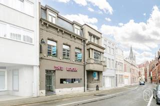 <p>Goedgelegen mooi ingerichte horecazaak, met terras, en bovenliggende woonst + een extra aanpalende charmante woonst, aan de Basiliek en op wandelafstand van de markt van Ronse. <br /><br />Indeling: inkom met vestiaire, handelsruimte met ruime bar, veranda, toiletten, ingesloten terras, grote professionele keuken met afwasruimte, koelruimte, groot fornuis, salamander, friteuze, snijmachine, 2 verwarmkasten, eiland met opbergruimte (saladbar, frigo's en frigolades), combi-oven,... bijkeuken in inox. Alle toestellen zijn inbegrepen! <br />3 grote kelders (drank, droge voeding en wasruimte)! Brandweer vergunning voor 49 personen. <br /><br />Indeling 1ste woonst: leefruimte, 4 slaapkamers, dressing, badkamer en zolder! <br />Indeling 2de woonst: op het gelijkvloers: inkom, leefruimte/bureau, kelder met toegang tot straat, eerste verdiep: leefruimte, slaapkamer en badkamer. Tweede verdiep: zolder met toegang tot het dak (mogelijkheid om een dakterras aan te leggen), slaapkamer. <br /><br />MOOIE KANS op een goeie locatie!! <br /><br />Voor meer info, contacteer Immo Beguin: info@immobeguin.be</p>