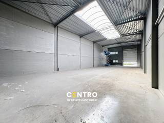 Nieuwbouw KMO-unit met een oppervlakte van 336m². Perfect gelegen op slechts 500m van de N9 en een vlotte verbinding naar de expressweg!<br /><br /><u><strong>Bijzonderheden:</strong></u><br />- Onmiddellijk beschikbaar bij akte!<br />- 6m VRIJE hoogte.<br />- Automatische sectionaalpoort + afzonderlijke toegangsdeur.<br />- Lichtstraat met rookluiken.<br />- Regenwaterpomp aanwezig.<br />- Zekeringkast aanwezig.<br />- Voldoende manoevreerruimte.<br />- Opslagruimte geschikt voor verschillende doeleinden.<br />- Polybetonvloer.<br />- Casco.<br />- Kleinere en grotere oppervlaktes beschikbaar.<br />- Inrichten van kantoorruimte is mogelijk dankzij de ramen.<br />- Tevens INTERESSANT als belegging!<br />- Mogelijkheid tot aankoop van parking.<br /><br />De loods maakt deel uit van het gloednieuwe project 'ZONE CENTRUM'. Zeer geschikt voor eigen gebruik en INTERESSANT als belegging! Aarzel niet ons te contacteren voor verdere info en/of een bezoek ter plaatse: 050/70 01 02 - nicolas@centro.be.