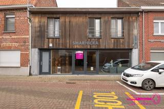* Centraal gelegen handelspand (verhuurd tot 1 mei 2026) met appartement (verhuurd) te Meulebeke* Ideaal voor vrij beroep, winkel of kantoorruimte*...