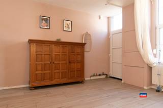 <p><span>HOBOKEN | INSTAPKLARE HOUSE WITH THREE BEDROOMS AND GARDEN ON A TOTAL GROUND PLOT OF 221m² | EPC C | layout as follows:</span></p><p><span>ground floor: entrance hall - staircase - living room - closed, partially equipped kitchen - bathroom with bath, toilet, washbasin and connection for washer/dryer - garden. </span></p><p><span>Second floor: staircase - two bedrooms. Second floor: stairwell - two bedrooms. The house has 12 solar panels (400wp) </span></p><p><span>This property is conveniently located near schools, stores and public transportation. </span></p><p><span>The property is currently rented at the monthly rent of EUR 1,121.00. </span></p><p><span> </span></p><p><span> </span></p>