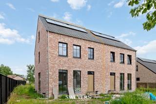 Voor meer info en foto’s, surf naar www.swevers.be – In Beringen, aan de Lummenseweg, wacht een gloednieuwe halfopen bebouwing op haar...