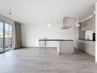 Instapklaar recent 1-slaapkamerappartement op centrale locatie te Antwerpen. Indeling tweede verdieping:- Woonkamer op keramische tegel met open ingerichte keuken. Keuken is volledig uitgerust met vaatwasser, ijskast en diepvries, inductie kookplaat, dampkap, combinatie microgolf/oven en een tafel. De woonkamer geeft uit op het terras gelegen met zicht op de binnentuin.- Hal met technische ruimte (aansluiting voor wasmachine en droogkast) en apart toilet- Slaapkamer (ca. 13 m²) op keramische tegel- Badkamer met dubbele lavabo, extra kolomkast, handdoekdroger en inloopdoucheTroeven:- Recent, instapklaar appartement- Gemeenschappelijke fietsenberging- Gemeenschappelijke tuin en privatief terras- EPC A, zonnepanelen- Centrale locatie- Per direct beschikbaarMaandelijkse provisie: 60 euroBent u geïnteresseerd in dit appartement te huur te Antwerpen? Aarzel dan niet om contact met ons op te nemen. Wenst u uw eigendom ook te koop of te huur te stellen? We helpen u graag verder. Steeds tot uw dienst om u verder te helpen met al uw vragen over vastgoed.