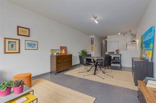 <p><span>Cet </span><span>appartement d'une chambre à coucher avec terrasse, prêt à être emménagé </span><span>, bénéficie d'une</span><span> situation </span><span>centrale</span><span> sur Belgiëlei à Anvers. Le </span><span>centre</span><span> ville </span><span> n'est qu'à quelques minutes.</span></p><p><span>Tous les magasins, écoles et transports publics sont accessibles à pied. </span></p><p><span> </span></p><p><span>L'immeuble se compose de </span><span>3 appartements réputés autorisés</span><span> avec un spacieux 'demi' sous-sol (avec fenêtres) où beaucoup de choses sont encore possibles.</span></p><p><span> </span></p><p><span>Rez-de-chaussée</span></p><p><span>- sous-sol (cave privée)</span></p><p><span>- hall d'entrée spacieux</span></p><p><span>- abri à vélos commun</span></p><p><span>- grand ascenseur</span></p><p><span> </span></p><p><span>Quatrième étage</span></p><p><span> </span></p><p><span>L'appartement est situé à droite au 4ème étage.</span></p><p><span> </span></p><p><span> </span></p><p><span> </span></p><p><span>Avantages</span></p><p><span>- excellent emplacement</span></p><p><span>- ePC A très favorable</span></p><p><span>- conforme à l'électricité</span></p><p><span>- pas d'amiante</span></p><p><span>- prêt à emménager immédiatement</span></p><p>-<span> idéal pour un </span><span>usage personnel</span><span> ou comme </span><span>investissement </span><span>- très facile à louer !</span></p><p><span>- compteurs séparés pour le gaz, l'électricité et l'eau</span></p><p><span> </span></p><p><span>Vous êtes intéressé par cet appartement à vendre dans le centre d'Anvers, vous êtes à la recherche d'un autre bien immobilier, d'un investissement ou vous voulez connaître la valeur de votre bien ? Dans ce cas, BOLT immo est l'agence qu'il vous faut ! Nous nous ferons un plaisir de vous aider.</span></p><p><span> </span></p>