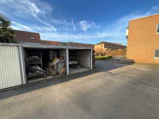 Twee droge garage boxen, Vraagprijs 20.000 € per garage. Doe een bod op beide garages samen! Zeer goede ligging. Goede investering.