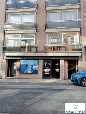 Dit unieke handelspand in Middelkerke biedt de ideale locatie voor uw onderneming:Toplocatie: Gelegen in het centrum, omringd door hotels, restaurants en winkels voor maximale zichtbaarheid.Veelzijdigheid: Ruime, gemoderniseerde ruimte voor diverse ondernemingen.Zichtbaarheid: Grote etalages trekken de aandacht van voorbijgangers.Parkeergelegenheid: Voldoende parkeermogelijkheden voor uw klanten.Toerisme: Een stabiele stroom van toeristen gedurende het hele jaar.Uw onderneming verdient deze kans! Neem contact met ons voor meer informatie en een bezichtiging. Wacht niet te lang - uw succes begint hier in Middelkerke!