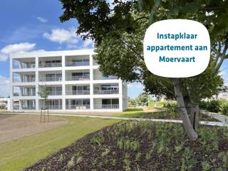 <strong>Laatste kans om op deze toplocatie langs de Moervaart te wonen.</strong> Dit appartement D 2.4 (85m²) in Residentie Zoete Vaart IIII Blok D heeft een grote leefruimte met een open volledig ingerichte keuken en zuidgericht terras (18m²) met zicht over het water en achterliggende velden. Er zijn 2 slaapkamers, inkomhal met vestiaireruimte, apart toilet, ruime berging, badkamer met inloopdouche en badmeubel met dubbele lavabo.<br /><br />Het app. wordt volledig afgewerkt aangeboden tot en met laminaat in de slaapkamers en overal voorzien van vloerverwarming. Kies je keuken en badmeubel nog volgens eigen wensen en verhuis snel! Rondom het gebouw bevindt zich een prachtige tuin volledig aangelegd met fietsenstallingen en ondergrondse afvalcontainer. Ondergronds worden staanplaatsen voorzien welke mee dienen aangekocht te worden. Indien gewenst kan je ook een ondergrondse kelderberging aankopen.<br /><strong>Beschikbaar bij akte. </strong>Kies zelf nog de mee in de prijs voorziene keuken!<br /><br />Prijs excl. aankoopkosten en btw. Bezoek ons kijkappartement! Maak je afspraak hier: https://durabrik.immo/moerbeke-kijkwoning<br />Heb je vragen? Contacteer dan je bouwadviseur via 09 280 60 60 of info@durabrik.be<br />*De beelden en oppervlaktes zijn indicatief.