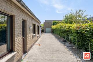 Volledig te renoveren open woning met ruime afzonderlijke garage en grote tuin op een toplocatie nabij Oude Bareel in Sint-Amandsberg/Oostakker. De woning bevat op het gelijkvloers een inkomhal, een leefruimte met grote veranda, een basis keuken, een toilet, een nachthal met wasplaats/berging, twee slaapkamers en een badkamer met ligbad, was meubel en een toilet. Op de eerste verdieping zijn er 3 ruime slaapkamers (waarvan kamer 3 toegankelijk via kamer 2). De woning beschikt niet over leidingwater (geboorde filterput) en wordt centraal verwarmd met stookolie. Het buitenschrijnwerk bestaat vnl. uit PVC met dubbel glas en rolluiken. De totale oppervlakte van het zuidoost georiënteerde perceel is 761m².<br />Wil u deze moderne en instapklare woning met schitterend uitzicht bezoeken? Schrijf dan nu in voor het bezoekmoment op zaterdag 22 augustus 2026, enkel via https://calendly.com/loimmogunther/bezoekmoment-beelbroekstraat-94-te-sint-amandsberg