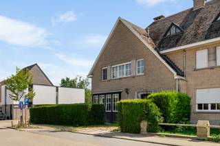 Op een uitstekende locatie in Sint-Katelijne-Waver bevindt zich deze ruime, instapklare woning met drie volwaardige slaapkamers. Gelegen in een rustige straat, met een prachtig zicht op het Kasteel Sint-Michiels, omgeven door het groene wandeldomein, geniet u hier van een idyllische en bijzonder gegeerde woonomgeving. Bovendien bevindt de woning zich vlak bij winkels, scholen, openbaar vervoer en het centrum zich op korte afstand bevinden.<br /><br />Via de inkomhal, voorzien van een vestiaire en een apart gastentoilet, betreden we de woning. De lichtrijke leefruimte biedt voldoende plaats voor een gezellige zithoek en een ruime eetkamer. Aansluitend bevindt zich de volledig ingerichte keuken, die zorgt voor een aangename verbinding met de leefruimte. Op de eerste verdieping geeft de nachthal toegang tot drie volwaardige slaapkamers. Eén van de slaapkamers beschikt over een eigen terras met een mooi uitzicht op de tuin. Verder vindt u op deze verdieping de badkamer, uitgerust met een lavabo, douchebad, toilet en aansluitingen voor een wasmachine.<br />Buiten geniet u van een onderhoudsvriendelijke, zuidwest georiënteerde tuin met terras, waar u in alle rust en privacy kunt ontspannen. Daarnaast beschikt de woning over een zeer ruime garage, die niet alleen plaats biedt aan een wagen, maar ook over voldoende extra bergruimte beschikt. Op de tweede verdieping bevindt zich een praktische zolder, ideaal voor bijkomende opslag. Bovendien is de woning grotendeels onderkelderd, wat zorgt voor nog meer opbergmogelijkheden.<br /><br />Dit is een goede opportuniteit als u op zoek bent naar een ruime, instapklare woning met drie volwaardige slaapkamers op een rustige locatie te Sint-Katelijne-Waver. Contacteer ons voor meer informatie op 0479 13 63 69 of neem een kijkje op www.boonstravastgoed.be. <br /><br />Bijzonderheden:<br />- 3 slaapkamers<br />- Zeer ruime garage<br />- Zuidwest georiënteerde tuin met terras