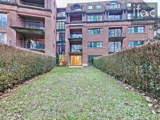 Uitstekend gelegen gelijkvloers appartement met terras en privatief gebruik van de tuin, goed onderhouden gebouw met rondom mooie...