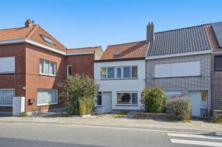 Ontdek deze rijwoning in Bredene! De woning vormt de ideale thuisbasis voor starters, alleenstaanden of koppels die op zoek zijn naar een instapklare woning met een grote tuin.<br /><br />Bij het binnenkomen wordt u verwelkomd in de inkomhal, die toegang biedt tot een lichtrijke leefruimte met een laminaatvloer en een gezellige pelletkachel die zorgt voor een aangename sfeer tijdens de koudere maanden. Aansluitend bevindt zich de uitgeruste keuken, voorzien van onder meer een inductiekookplaat, oven, microgolfoven, vaatwasmachine en aansluiting voor een wasmachine, waardoor u meteen over alle nodige comfort beschikt.<br />Op de eerste verdieping vindt u een ruime slaapkamer met aansluitende dressing en een verzorgde badkamer, uitgerust met een dubbele lavabo, toilet en elektrische boiler voor de warmwatervoorziening.<br />Buiten wacht een absolute troef van deze woning: de volledig omheinde tuin met ruim terras en praktisch tuinhuis biedt tal van mogelijkheden om in alle rust te genieten van het buitenleven.<br /><br />De woning is uitgerust met PVC-ramen met dubbele beglazing en behaalt een EPC-label D, waardoor er geen renovatieverplichting van toepassing is.<br /><br />Interesse? Contacteer ons en plan uw bezoek in!