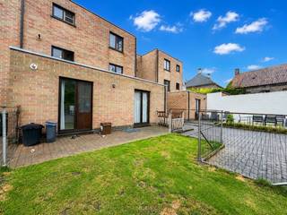 Dit <strong>INSTAPKLARE APPARTEMENT</strong> is gelegen in een <strong>AANGENAME RESIDENTIE</strong>, gelegen in Ename, een deelgemeente van Oudenaarde. Dankzij de <strong>UITSTEKENDE LIGGING</strong> bevindt u zich op een boogscheut van de <strong>N60</strong>, <strong>WINKELS </strong>en het <strong>CENTRUM VAN OUDENAARDE</strong>.<br /><br />Binnenin straalt het appartement een <strong>WARME EN GEZELLIGE</strong> sfeer uit. De indeling is praktisch en doordacht: een inkomhal met toegang tot een apart toilet, een <strong>RUIME WOONKAMER</strong> met aansluitend een keuken, <strong>2 VOLWAARDIGE SLAAPKAMERS </strong>en een badkamer.<br />Buiten geniet u volop van een aangenaam <strong>TERRAS </strong>, ideaal om te ontspannen. Daarnaast beschikt het appartement over een <strong>GARAGEBOX</strong> waar u uw wagen zorgeloos kunt parkeren.<br /><br />Adres: Martijn van Torhoutstraat 148 bus 1, 9700 Oudenaarde<br />Beschikbaar vanaf 1 augustus 2026<br />Huurprijs: €900/maand + €50 syndic<br />EPC: 220kWh/m²/jaar.